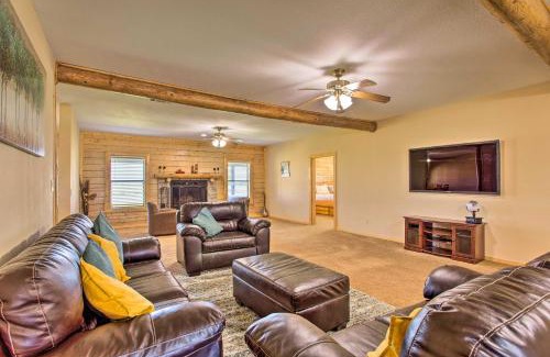 Rosston Maison | 11-Acre Krum Cabin with Jungle Gym and Sand Volleyball