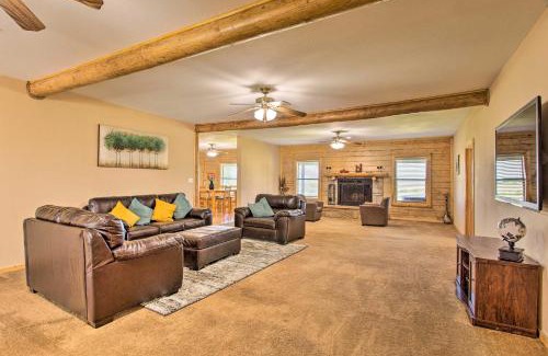 Rosston Maison | 11-Acre Krum Cabin with Jungle Gym and Sand Volleyball