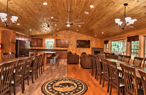Ebervale Maison | 11 BR 8 BA BASKETBALL MOVIE THEATRE HOT TUB FIRE PIT ON 8 ACRES SLPS 30!