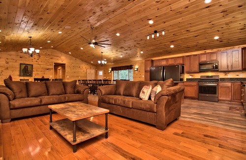 Ebervale Maison | 11 BR 8 BA BASKETBALL MOVIE THEATRE HOT TUB FIRE PIT ON 8 ACRES SLPS 30!