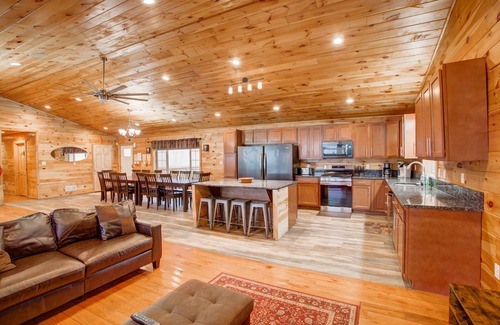 Ebervale Maison | 11 BR 8 BA BASKETBALL MOVIE THEATRE HOT TUB FIRE PIT ON 8 ACRES SLPS 30!