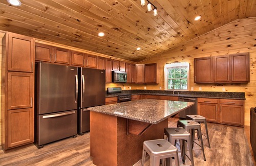 Ebervale Maison | 11 BR 8 BA BASKETBALL MOVIE THEATRE HOT TUB FIRE PIT ON 8 ACRES SLPS 30!