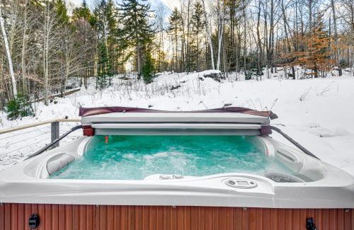 Roxbury Maison | 11 Mi to Sugarbush Eclectic Ski House with Hot Tub!