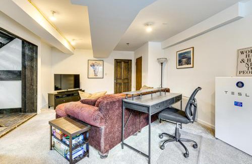 Roxbury Maison | 11 Mi to Sugarbush Eclectic Ski House with Hot Tub!