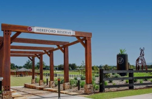 Lochinvar Maison | 11 minutes from the Hunter Valley Wineries. Family sized new home!