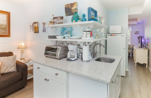Isle of Palms Copropriété | Picture Perfect Studio, 1er étage, adapté aux chiens, NOUVELLE RÉNOVATION!