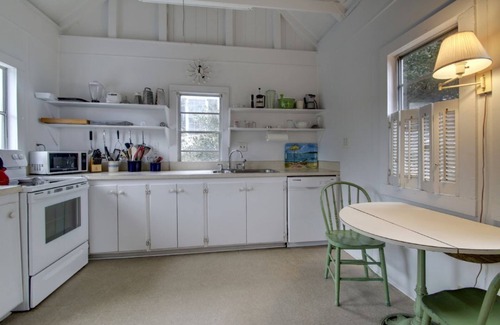 Sullivan's Island Maison | Oceanfront historique 4BR - 1111 Middle Street! Construit en 1810! En vedette dans le film Hollywood! Crédit de 250 $ pour la location de plage! Asseyez-vous et profitez du port de Charleston!
