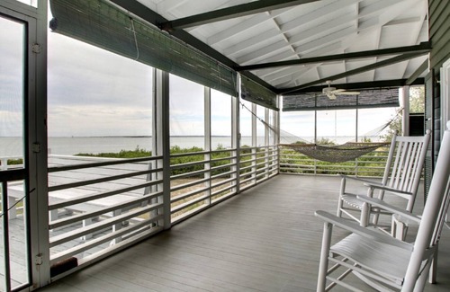 Sullivan's Island Maison | Oceanfront historique 4BR - 1111 Middle Street! Construit en 1810! En vedette dans le film Hollywood! Crédit de 250 $ pour la location de plage! Asseyez-vous et profitez du port de Charleston!