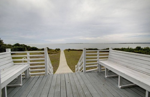 Sullivan's Island Maison | Oceanfront historique 4BR - 1111 Middle Street! Construit en 1810! En vedette dans le film Hollywood! Crédit de 250 $ pour la location de plage! Asseyez-vous et profitez du port de Charleston!