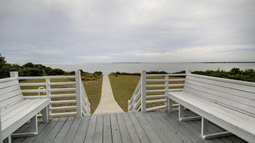 Sullivan's Island Maison | 1111 Middle Street by AvantStay Charming Historic Cottage Featured in Dear John Movie Beach Access