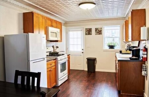 Dubuque Appartement | 1129#4 / Prime Downtown Dubuque, Cozy Brick Charm