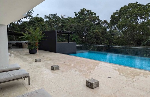 Heredia Appartement | 113 Rocks, Perfect location for business and having everything within reach.