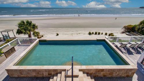 Isle of Palms Maison | 114 Ocean Boulevard by AvantStay Beachfront Infinity Pool Basketball Court Recently Renovated