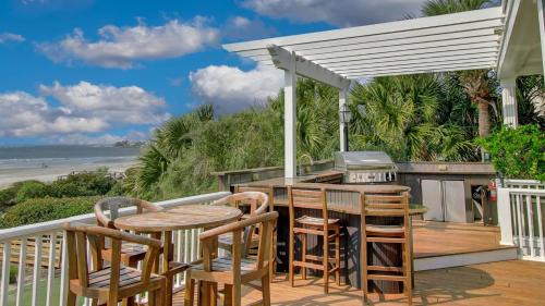 Isle of Palms Maison | 114 Ocean Boulevard by AvantStay Beachfront Infinity Pool Basketball Court Recently Renovated