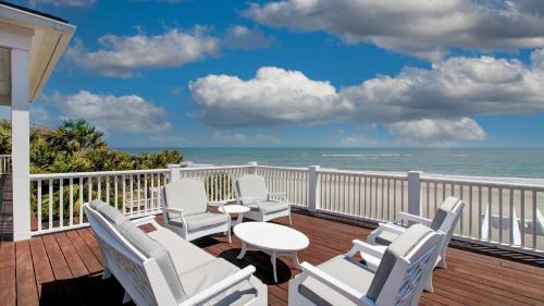 Isle of Palms Maison | 114 Ocean Boulevard by AvantStay Beachfront Infinity Pool Basketball Court Recently Renovated