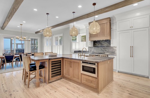 Isle of Palms Maison | 7BR Oceanfront Estate exquis! Piscine à débordement privée, cuisine extérieure, terrain de volley-ball, terrain de basket complet et crédit de 250 $ pour la location de matériel de plage