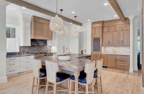 Isle of Palms Maison | 7BR Oceanfront Estate exquis! Piscine à débordement privée, cuisine extérieure, terrain de volley-ball, terrain de basket complet et crédit de 250 $ pour la location de matériel de plage
