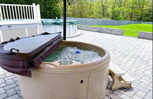 Reeders Maison | 12 Guest Villa Hot Tub With Large Backyard