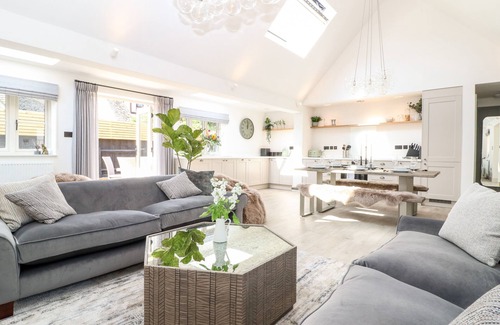 Kingham Cottage | 12 MANOR FARM CLOSE, family friendly, with open fire in Kingham