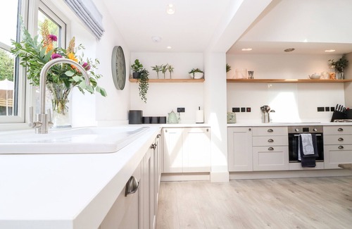 Kingham Cottage | 12 MANOR FARM CLOSE, family friendly, with open fire in Kingham