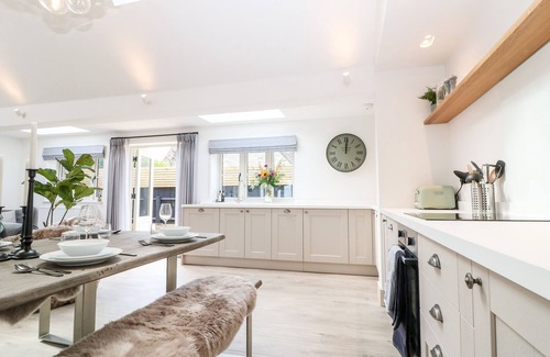 Kingham Cottage | 12 MANOR FARM CLOSE, family friendly, with open fire in Kingham