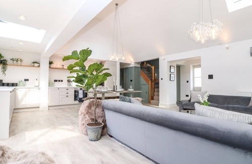Kingham Cottage | 12 MANOR FARM CLOSE, family friendly, with open fire in Kingham
