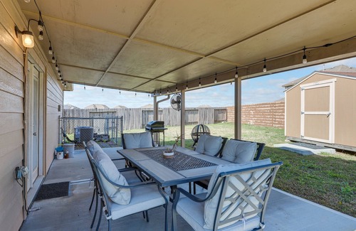 Santa Fe Maison | 12 Mi to Beach: Texas Gulf Coast Home w/ Fire Pit