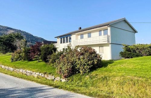 Davik Maison | 12 person holiday home in Davik