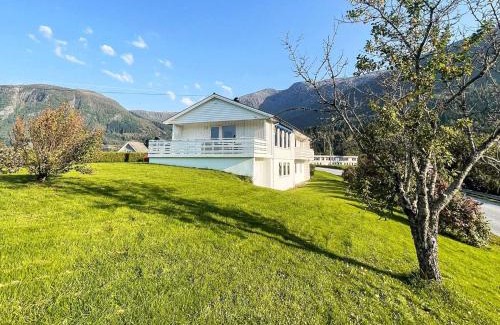 Davik Maison | 12 person holiday home in Davik