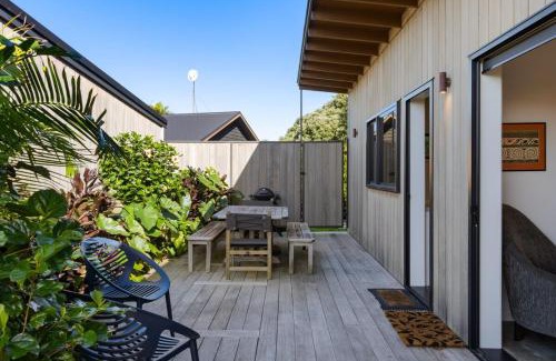 Wainui Appartement | 120m to Wainui Beach - Modern Coastal Unit