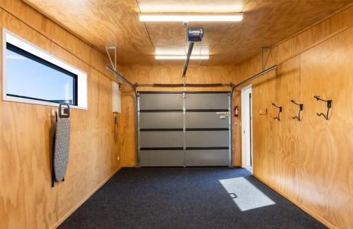 Wainui Appartement | 120m to Wainui Beach - Modern Coastal Unit