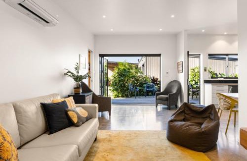 Wainui Appartement | 120m to Wainui Beach - Modern Coastal Unit