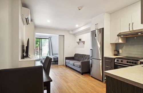 Hochelaga-Maisonneuve Appartement | #122 Spacious, AC, Great Location with Balcony