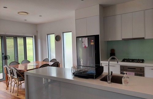 East Tamworth Maison | "123 Fitzroy" 4 B/room townhouse overlooking East!