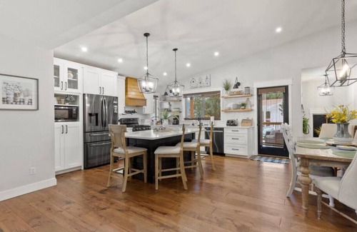 Monument Cottage | 123 Washington · Quaint -Farmhouse style house in Downtown Monument