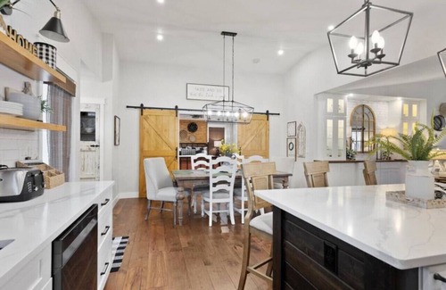 Monument Cottage | 123 Washington · Quaint -Farmhouse style house in Downtown Monument