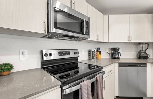 Phoenix Appartement | 125 2 BR near State Farm & Parks w/ Gym & Heated Pool