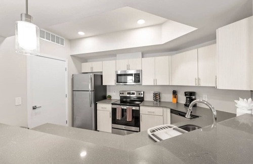 Phoenix Appartement | 125 2 BR near State Farm & Parks w/ Gym & Heated Pool