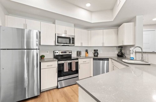 Phoenix Appartement | 125 2 BR near State Farm & Parks w/ Gym & Heated Pool