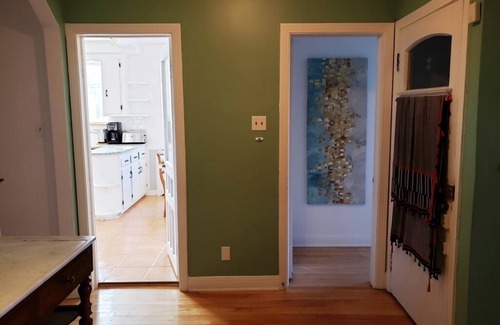 Cote-Des-Neiges—Notre-Dame-De-Grace Appartement | #125 Comfortable APT in Quiet and Wooded CDN Area