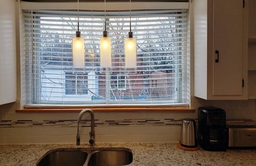 Cote-Des-Neiges—Notre-Dame-De-Grace Appartement | #125 Comfortable APT in Quiet and Wooded CDN Area