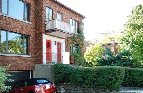 Cote-Des-Neiges—Notre-Dame-De-Grace Appartement | #125 Comfortable APT in Quiet and Wooded CDN Area