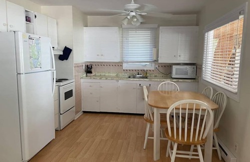 Beckwith Cottage | 127 Cedar · Cheerful and Relaxing Lakefront 3 Bedroom