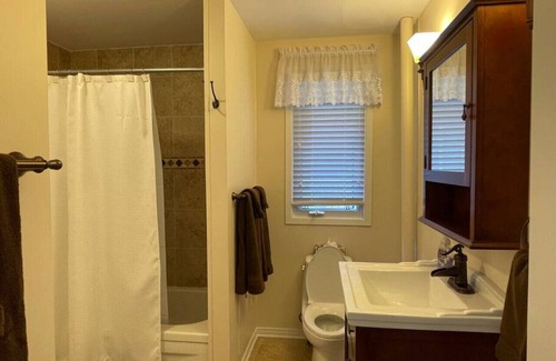 Beckwith Cottage | 127 Cedar · Cheerful and Relaxing Lakefront 3 Bedroom