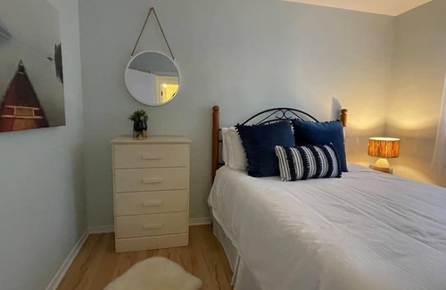 Beckwith Cottage | 127 Cedar · Cheerful and Relaxing Lakefront 3 Bedroom
