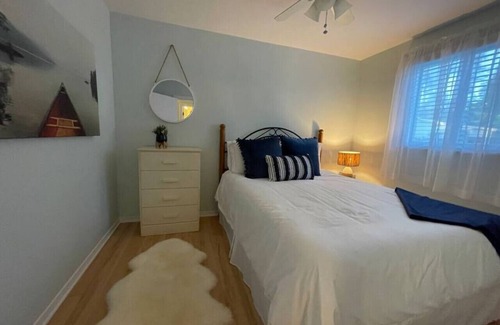 Beckwith Cottage | 127 Cedar · Cheerful and Relaxing Lakefront 3 Bedroom
