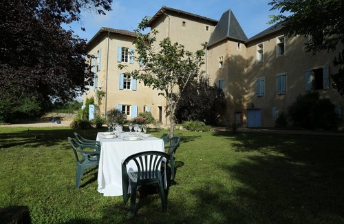 Latoue Maison | Château du 12e siècle. Ancien donjon, initialement converti au 16e siècle. Bordé par la rivière.