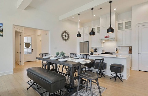 College Station Maison | 12th Man Hideout: 3Br+Backyard+Garage
