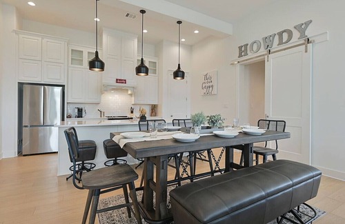 College Station Maison | 12th Man Hideout: 3Br+Backyard+Garage