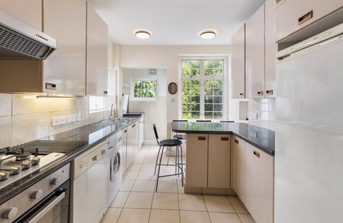 Golders Green Maison | 13-Bed London Gem, Opposite Tube perfect for groups and families